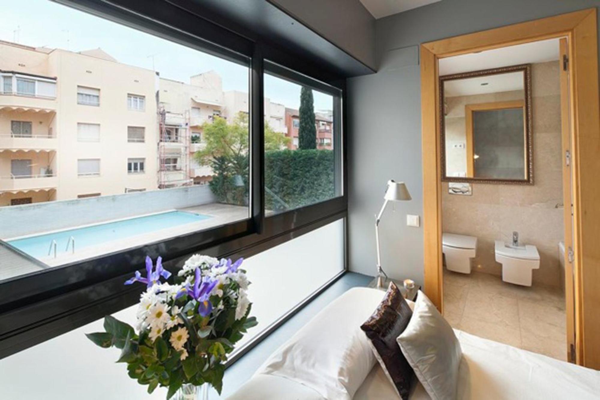 My Space Emirates - Splendid Apartment With Terrace And Pool Near Park Gueell Barcelona Room photo
